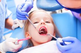Çocuklarda İlk Diş Hekimi Muayenesi: Kliniğe Gitmeden Önce Ebeveynlerin Yapması Gereken Her Şey
